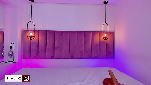 Snapshot of Tina_curly chatting on 09/30/25, 03:33 Tina curly online show from 09/30/25, 03:33