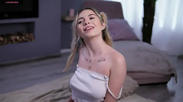 ElsaSolace online show from 11/22/25, 03:55