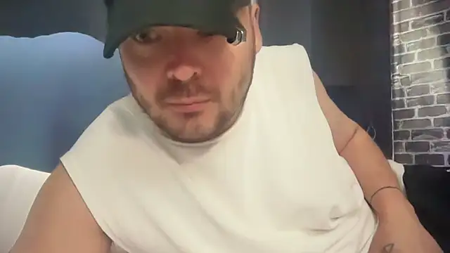 Snapshot of rough1985 chatting on 09/23/25, 04:54 rough1985 online show from 09/23/25, 04:54