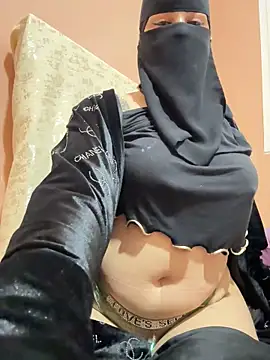 Snapshot of _Laiali_ chatting on 12/22/25, 02:47 Laiali online show from 12/22/25, 02:47