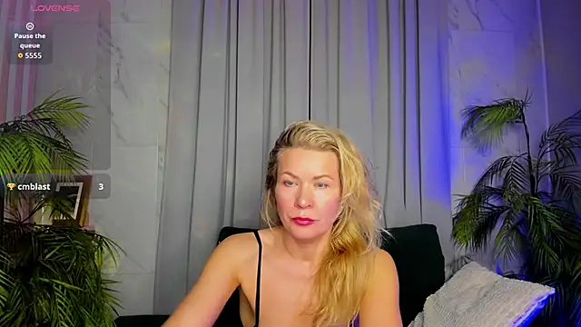 Snapshot of Julia_Giulia chatting on 03/27/26, 08:20 Julia Giulia online show from 03/27/26, 08:20