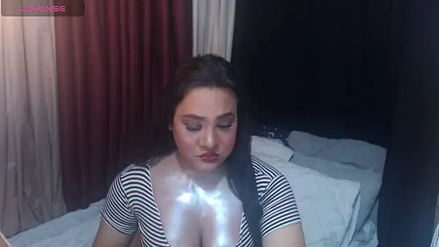 Snapshot of Hotcum_ella chatting on 07/01/26, 12:01 Hotcum ella online show from 07/01/26, 12:01
