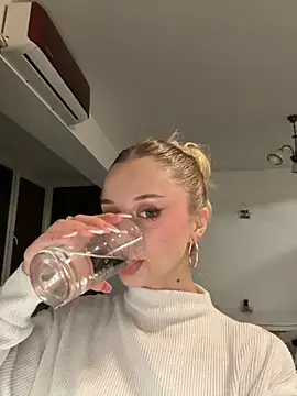 Snapshot of BabyAnais chatting on 11/08/25, 08:07 BabyAnais online show from 11/08/25, 08:07