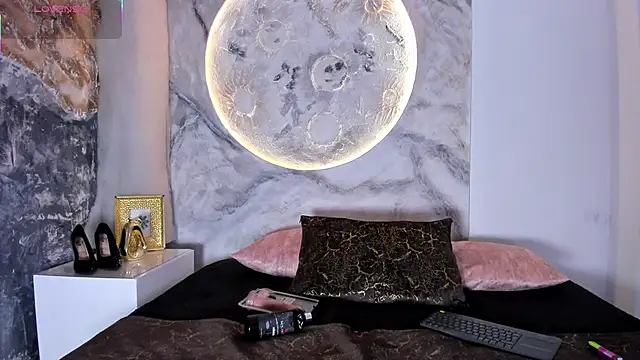 RoxanaBorns  online show from 11/25/25, 01:44