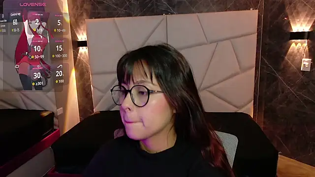 Snapshot of sophiaa_7 chatting on 10/24/25, 11:17 sophiaa 7 online show from 10/24/25, 11:17