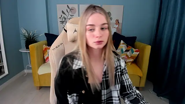 Snapshot of SweetyLicky chatting on 10/11/25, 04:05 SweetyLicky online show from 10/11/25, 04:05