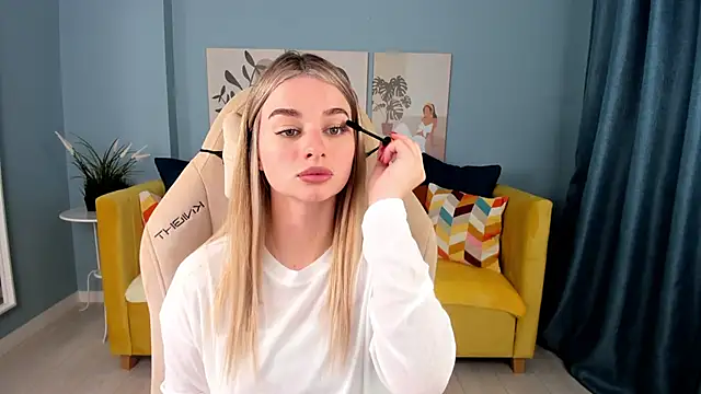 Snapshot of SweetyLicky chatting on 10/19/25, 04:07 SweetyLicky online show from 10/19/25, 04:07