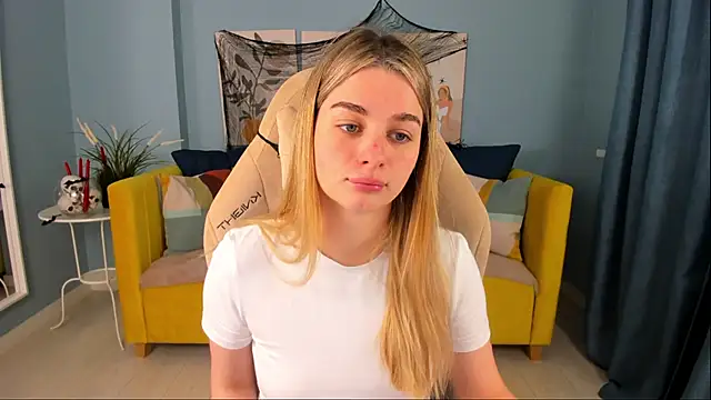 Snapshot of SweetyLicky chatting on 10/27/25, 04:00 SweetyLicky online show from 10/27/25, 04:00