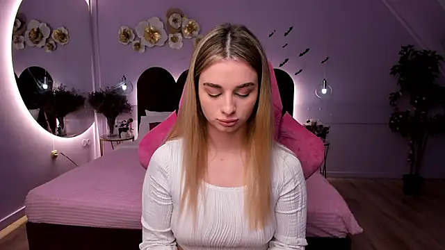 Snapshot of SweetyLicky chatting on 11/02/25, 04:09 SweetyLicky online show from 11/02/25, 04:09