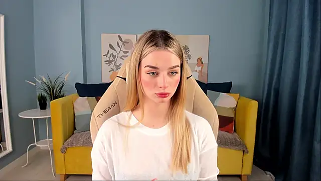 Snapshot of SweetyLicky chatting on 11/03/25, 04:08 SweetyLicky online show from 11/03/25, 04:08