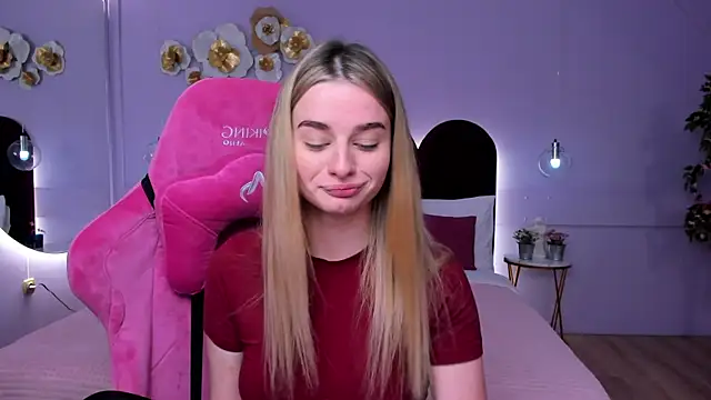 Snapshot of SweetyLicky chatting on 11/08/25, 04:18 SweetyLicky online show from 11/08/25, 04:18