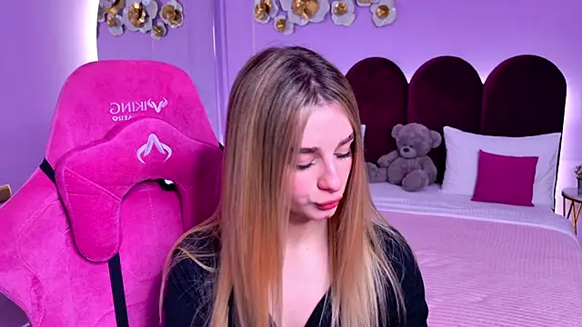 Snapshot of SweetyLicky chatting on 11/13/25, 04:17 SweetyLicky online show from 11/13/25, 04:17