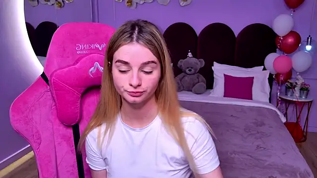 Snapshot of SweetyLicky chatting on 11/19/25, 04:07 SweetyLicky online show from 11/19/25, 04:07