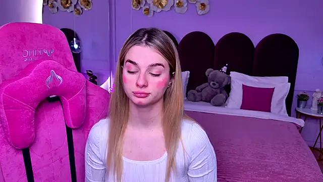 Snapshot of SweetyLicky chatting on 11/25/25, 04:18 SweetyLicky online show from 11/25/25, 04:18