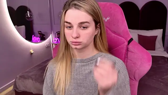 Snapshot of SweetyLicky chatting on 12/14/25, 04:01 SweetyLicky online show from 12/14/25, 04:01