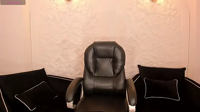 MiaLaurence online show from 04/29/26, 10:05