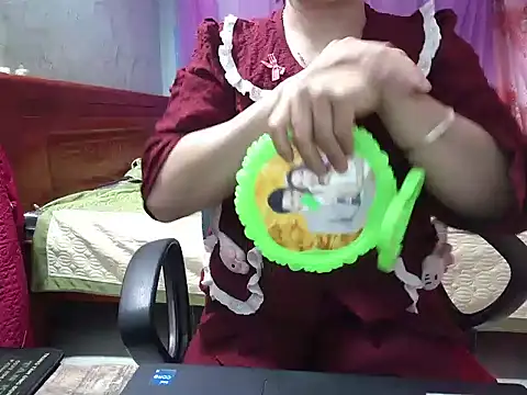 Snapshot of Xue_weng chatting on 02/13/26, 01:01 Xue weng online show from 02/13/26, 01:01