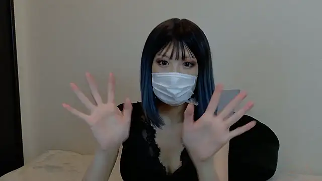 Snapshot of sarina_at chatting on 10/22/25, 04:24 sarina at online show from 10/22/25, 04:24