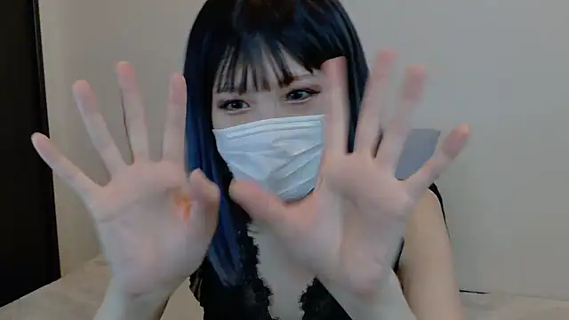 Snapshot of sarina_at chatting on 11/18/25, 04:28 sarina at online show from 11/18/25, 04:28