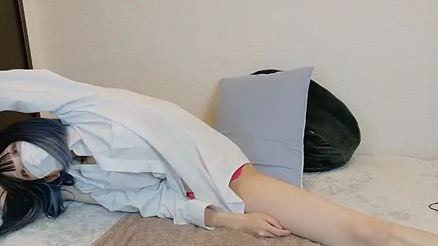 Snapshot of sarina_at chatting on 11/22/25, 07:29 sarina at online show from 11/22/25, 07:29