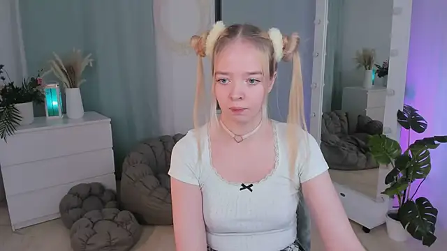 BellaMontgomery online show from 11/30/25, 10:47