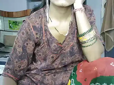 Snapshot of ROSE_GOLDE chatting on 06/19/26, 06:51 ROSE GOLDE online show from 06/19/26, 06:51