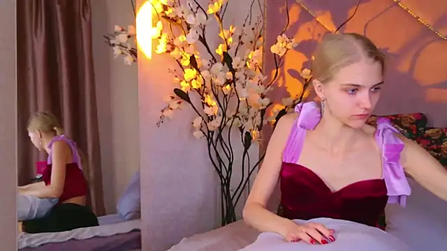 4example Chloe online show from 10/29/25, 11:01