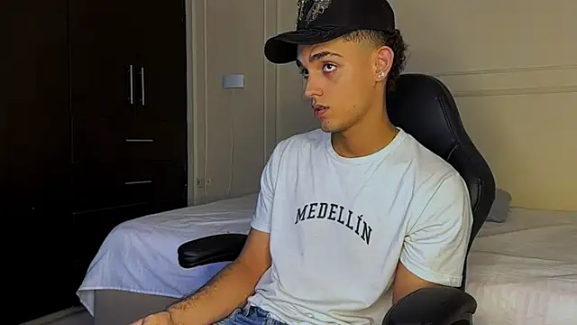 Snapshot of nathan_shimmer chatting on 12/20/25, 08:49 nathan shimmer online show from 12/20/25, 08:49