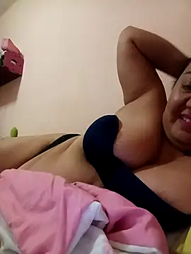 Snapshot of Caroomoom27 chatting on 09/21/25, 07:43 Caroomoom27 online show from 09/21/25, 07:43