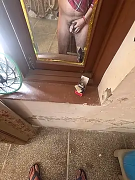 Snapshot of desir3dlund chatting on 02/13/26, 08:32 desir3dlund online show from 02/13/26, 08:32