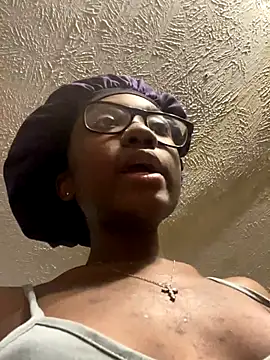 Snapshot of HennessyBaby21 chatting on 11/18/25, 08:41 HennessyBaby21 online show from 11/18/25, 08:41