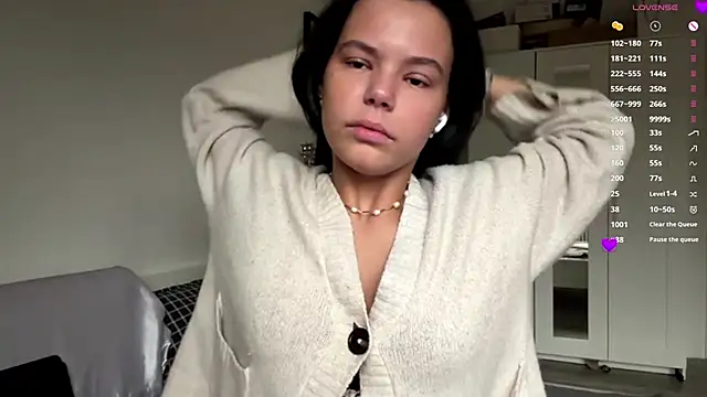 Snapshot of MaydaCornwall chatting on 12/19/25, 07:59 MaydaCornwall online show from 12/19/25, 07:59