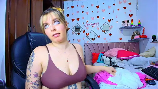 Anny Hurtado online show from 11/17/25, 05:24