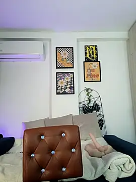 Snapshot of mishelkrave_ chatting on 11/13/25, 01:04 mishelkrave online show from 11/13/25, 01:04