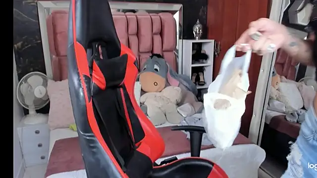 Snapshot of sara_slut21 chatting on 01/28/25, 08:26 sara slut21 online show from 01/28/25, 08:26