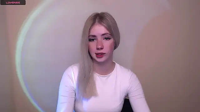 Snapshot of AliceHotty_ chatting on 10/17/25, 12:19 AliceHotty online show from 10/17/25, 12:19