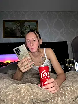 Snapshot of Emilia_Mausi chatting on 12/17/25, 08:04 Emilia Mausi online show from 12/17/25, 08:04