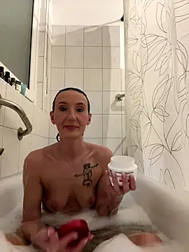 Snapshot of Emilia_Mausi chatting on 12/20/25, 07:54 Emilia Mausi online show from 12/20/25, 07:54