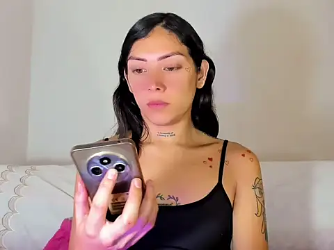 Snapshot of Megan_Gil_ chatting on 10/20/25, 01:00 Megan Gil online show from 10/20/25, 01:00