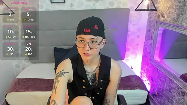 Snapshot of emahills__axelrose chatting on 10/18/25, 01:08 emahills  axelrose online show from 10/18/25, 01:08