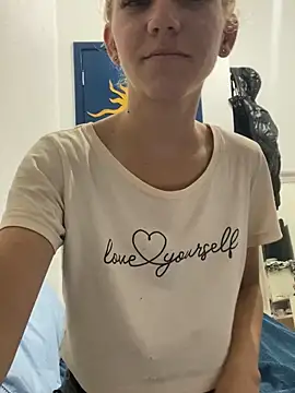 Snapshot of Bruna551 chatting on 10/04/25, 11:25 Bruna551 online show from 10/04/25, 11:25