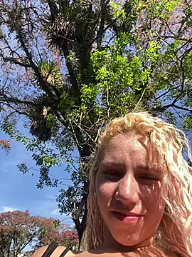 Snapshot of Bruna551 chatting on 10/12/25, 06:40 Bruna551 online show from 10/12/25, 06:40