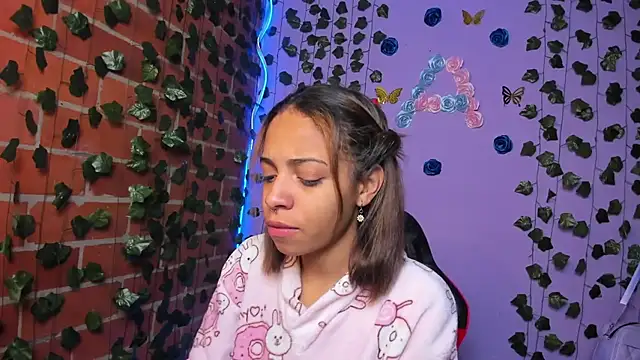 yumi hanna online show from 11/06/25, 12:33