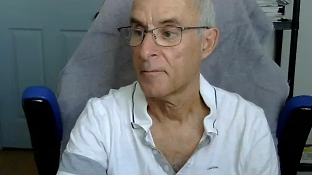 Snapshot of funone1999 chatting on 12/18/25, 09:43 funone1999 online show from 12/18/25, 09:43