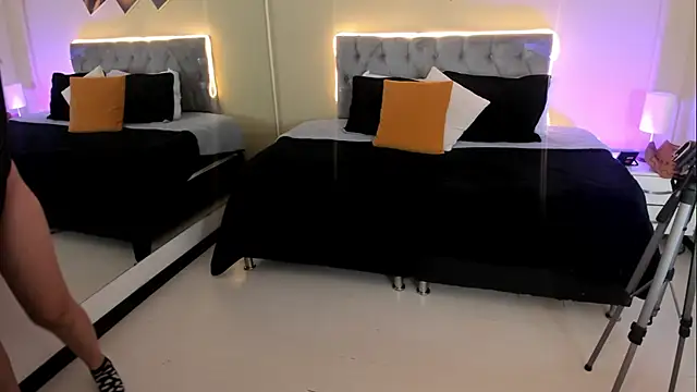 Catti Brie online show from 11/26/25, 12:28