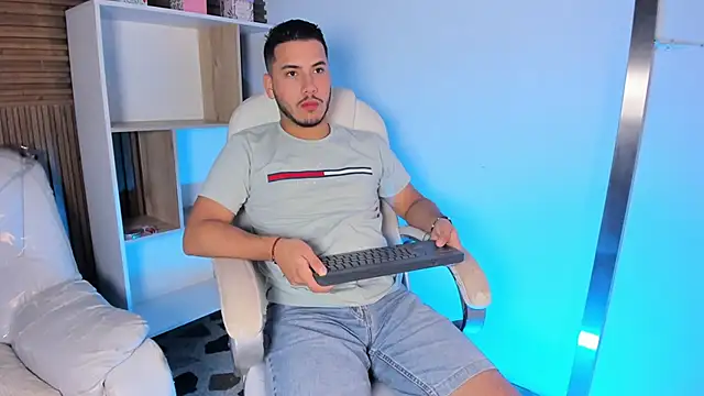 Axel grey  online show from 09/23/25, 12:30