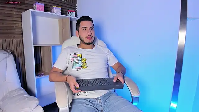 Axel grey  online show from 10/07/25, 12:13