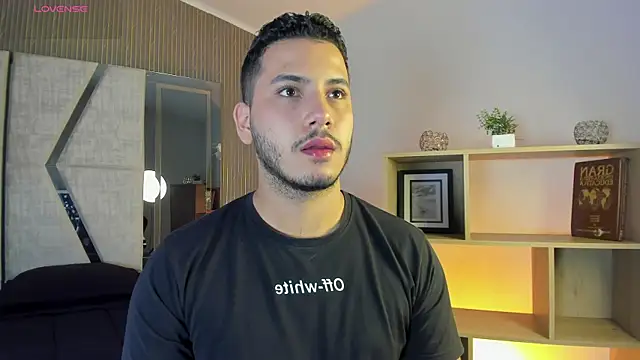 Snapshot of Axel_grey_ chatting on 08/03/26, 01:05 Axel grey online show from 08/03/26, 01:05