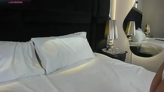 Snapshot of CarolineLee_ chatting on 04/09/26, 10:37 CarolineLee online show from 04/09/26, 10:37