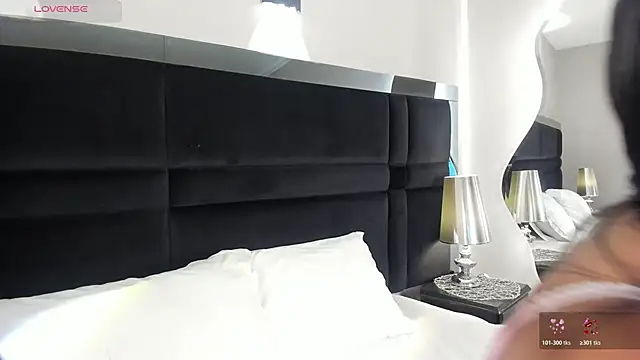 Snapshot of CarolineLee_ chatting on 04/13/26, 10:37 CarolineLee online show from 04/13/26, 10:37